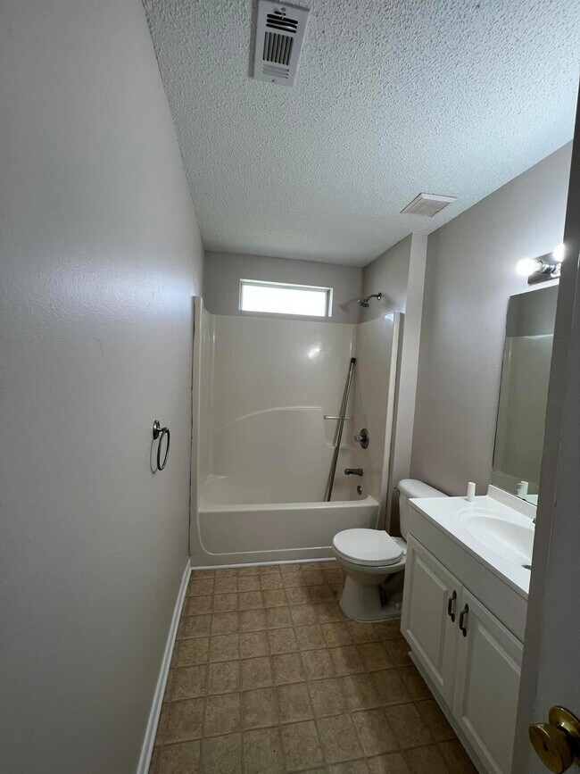 Building Photo - 326 Tislow Dr