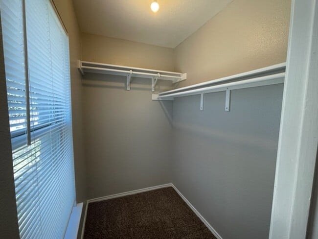 Building Photo - Spacious 3 Bedroom 2 Bath