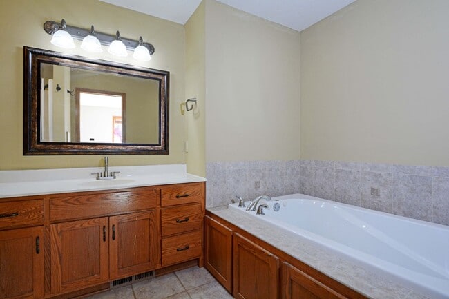 Building Photo - Spacious 5-Bed, 3 Bath Home in Delano - Available Now!