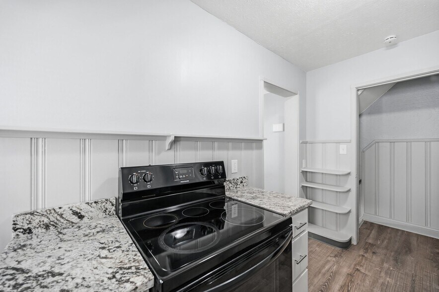 Building Photo - 253 E 250th St
