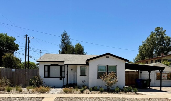 Building Photo - Darling 2 bedroom 1 bath with bonus room