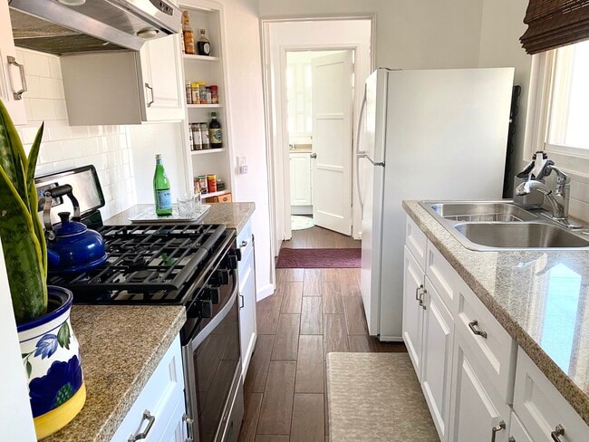 Kitchen - 811 E Nutwood St