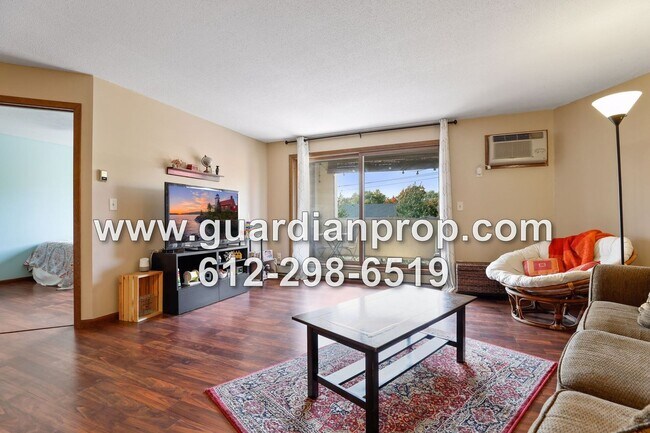 Building Photo - Top Floor Condo Available September 1 in H...
