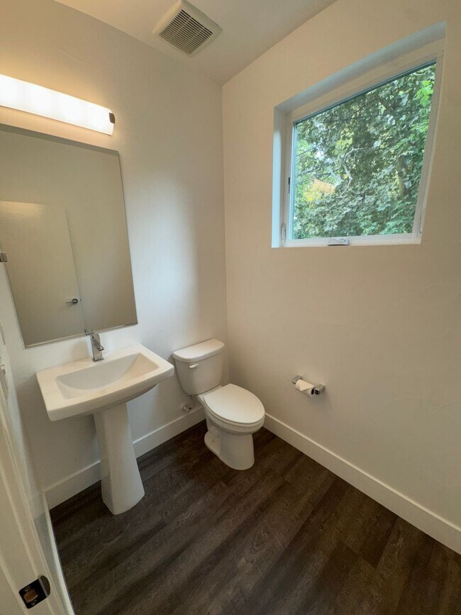 Building Photo - Luxury 3 Bed / 3 Bath Modern Home in Downtown Sacramento – Mansion Flats