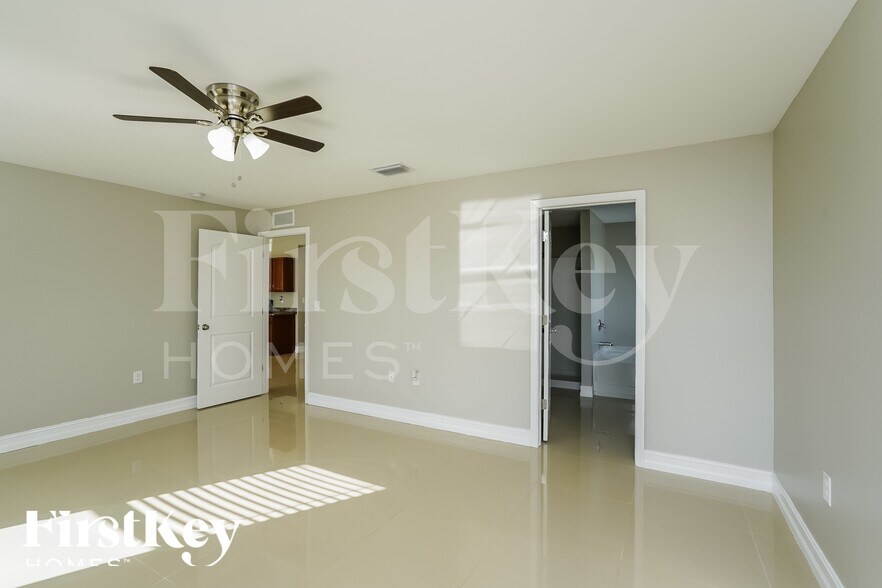 Building Photo - 601 NW 17th Ave