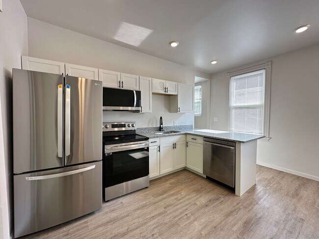 Building Photo - 6 Bed/2 Bath w/Ample Parking Mins. from UC $750/pp ($4500/mo)!