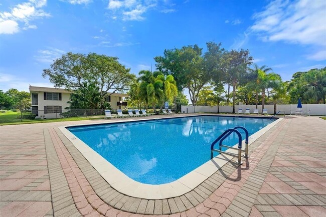 Building Photo - 2601 S Palm Aire Dr