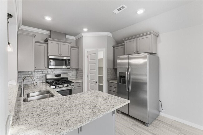 Building Photo - 410 Peach Ave