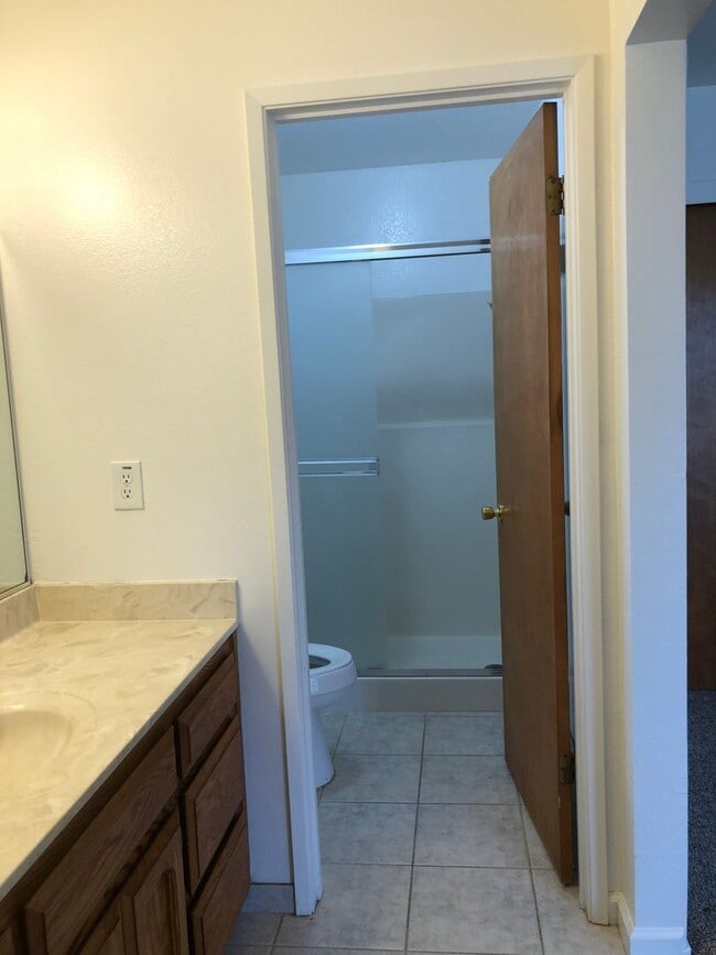 Building Photo - 3-Bed, 2-Bath Single-Family Home (Lease as...