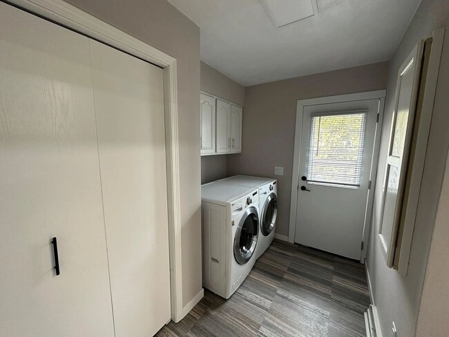 Building Photo - Lower Level Bedroom w/ Private Bathroom Fo...