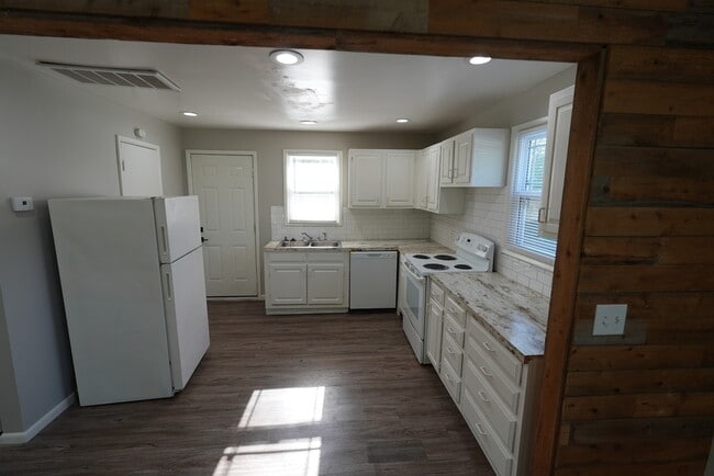 Building Photo - 405 S 60th W Ave