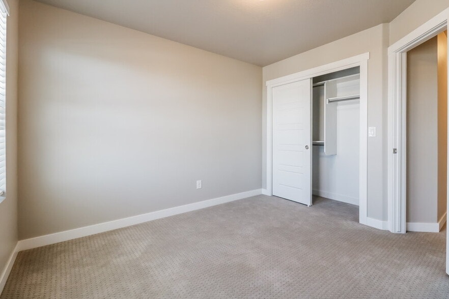 Building Photo - 1083 W Osprey Dr