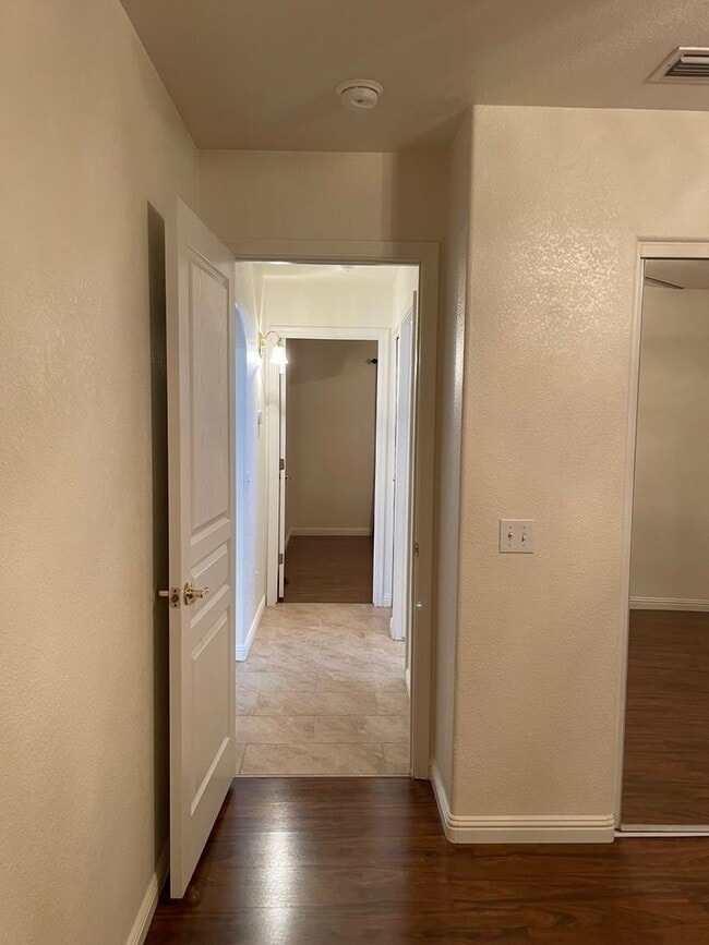 Building Photo - Move in ready, Call for a showing.