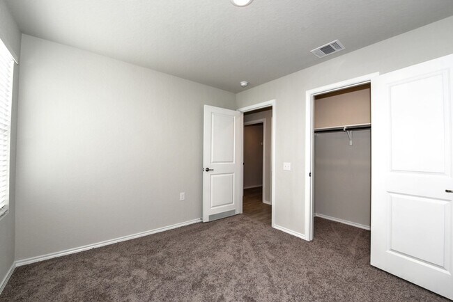 Building Photo - NEAR GOLF COURSE  |  3 BEDROOMS  |  2 BATH...