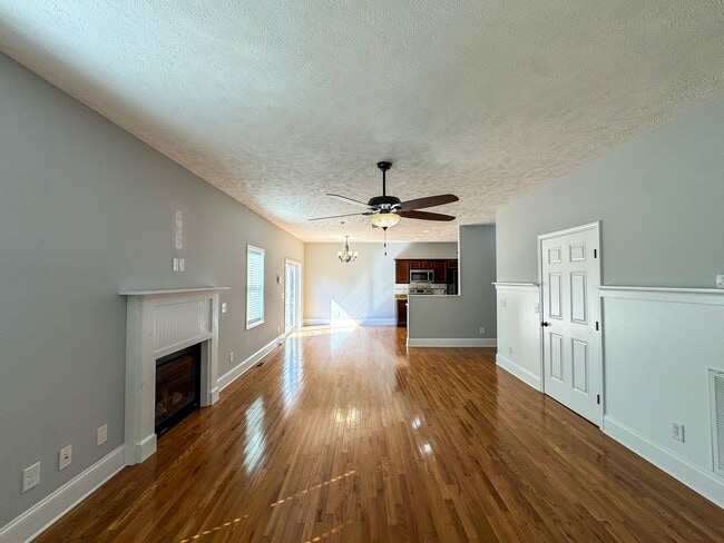 Building Photo - Stunning 4 Bed 2.5 Bath Home in Aberdeen