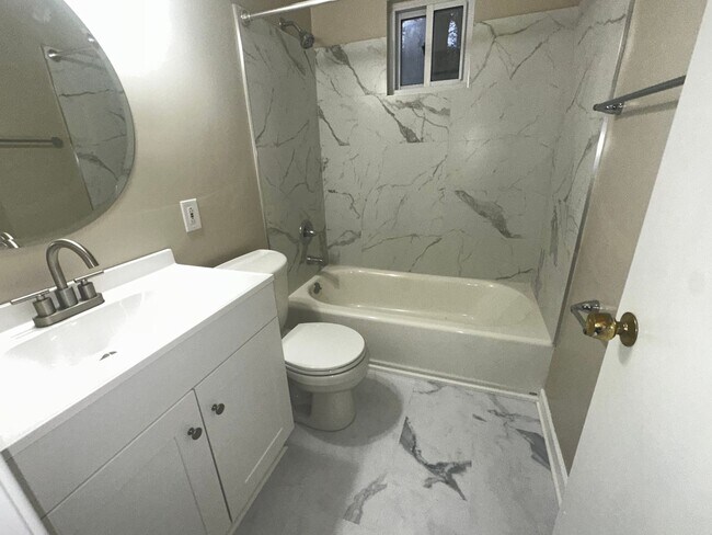 Building Photo - 3 Bed 1.5 Bath with an Additional Bedroom