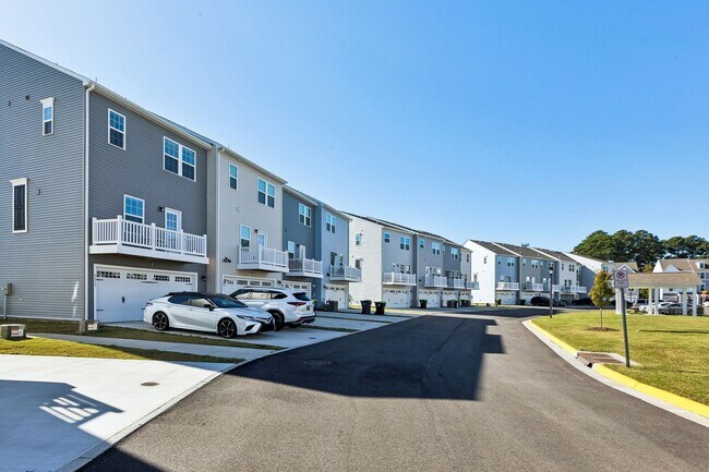Building Photo - Chesapeake, 3 bedrooms, End Unit- Quick Mo...