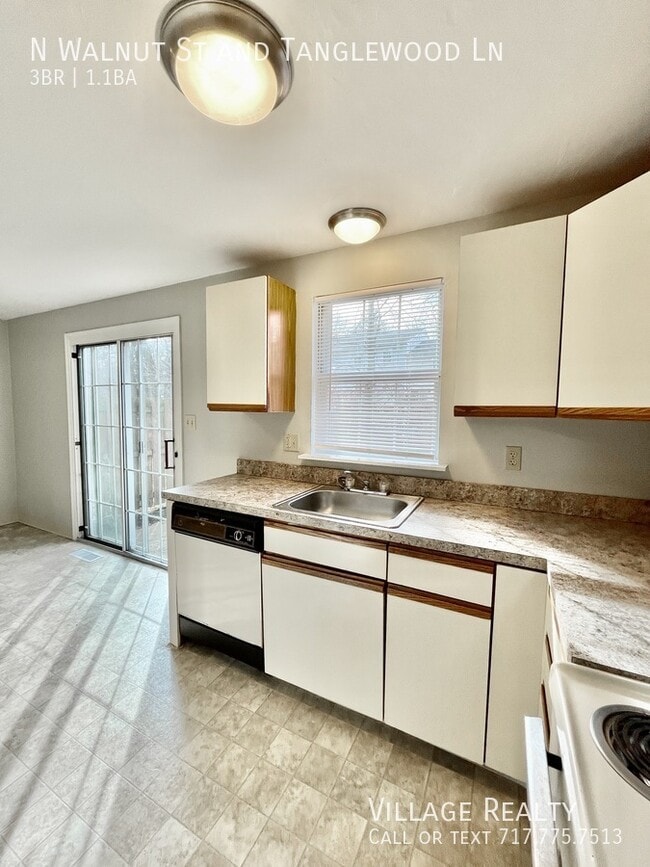 Building Photo - 492 N Walnut St