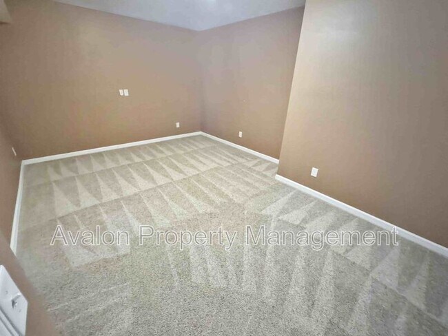 Building Photo - 2435 Manor View