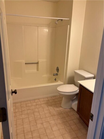Building Photo - 1105 Country Club Pl