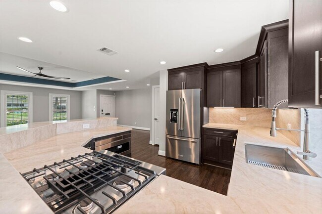 Building Photo - 5521 Lincrest Ln