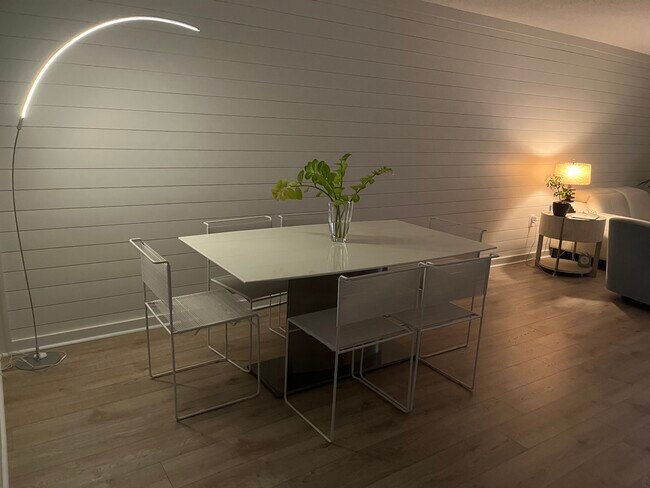 Building Photo - 995 La Guna Dr