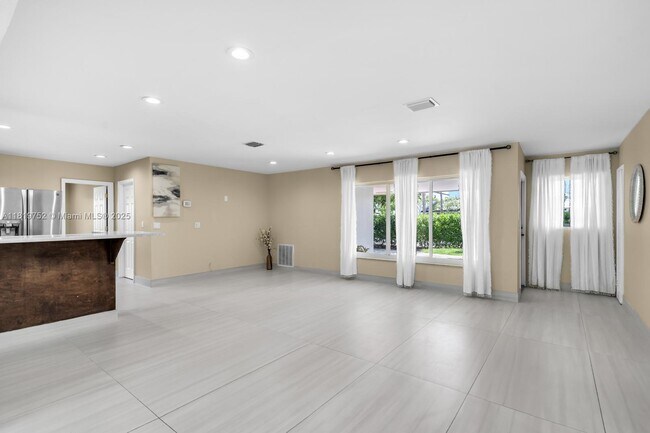 Building Photo - 1540 SE 23rd Ave