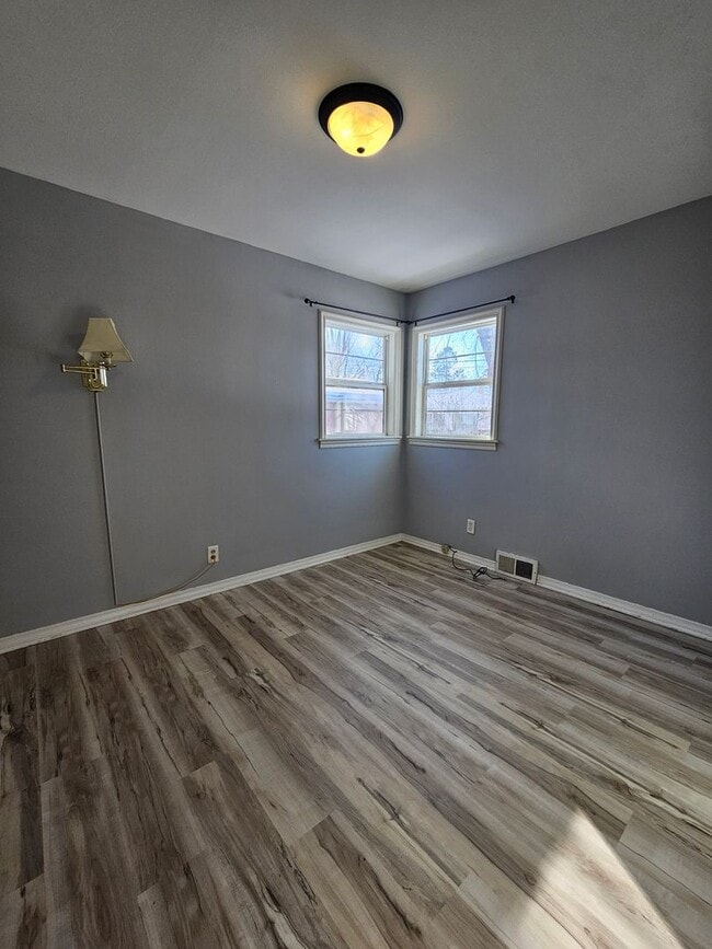 Building Photo - 2 BED | 1 BATH | SINGLE-LEVEL HOME | WEST