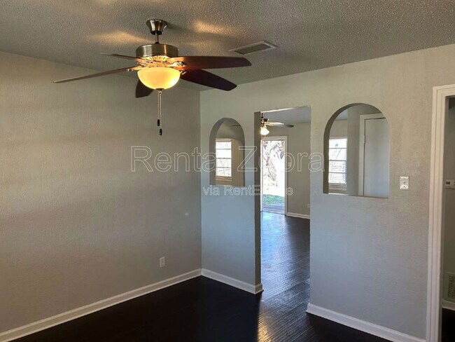 Building Photo - 2939 Longmeade Dr