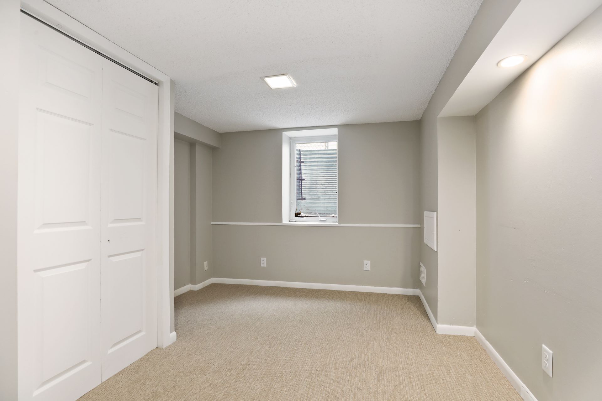 Basement bedroom - 1395 Taylor Ave W