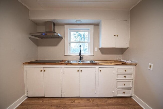 Building Photo - 1606 TX-21