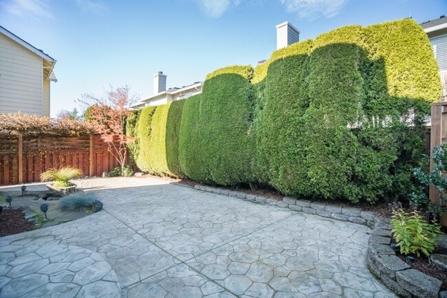 Building Photo - Quaint Carman Ridge Home in Lake Oswego