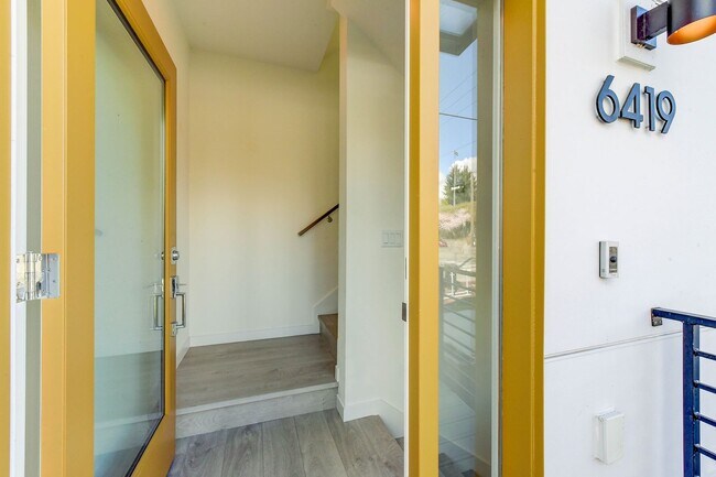 Building Photo - Terrific Townhome