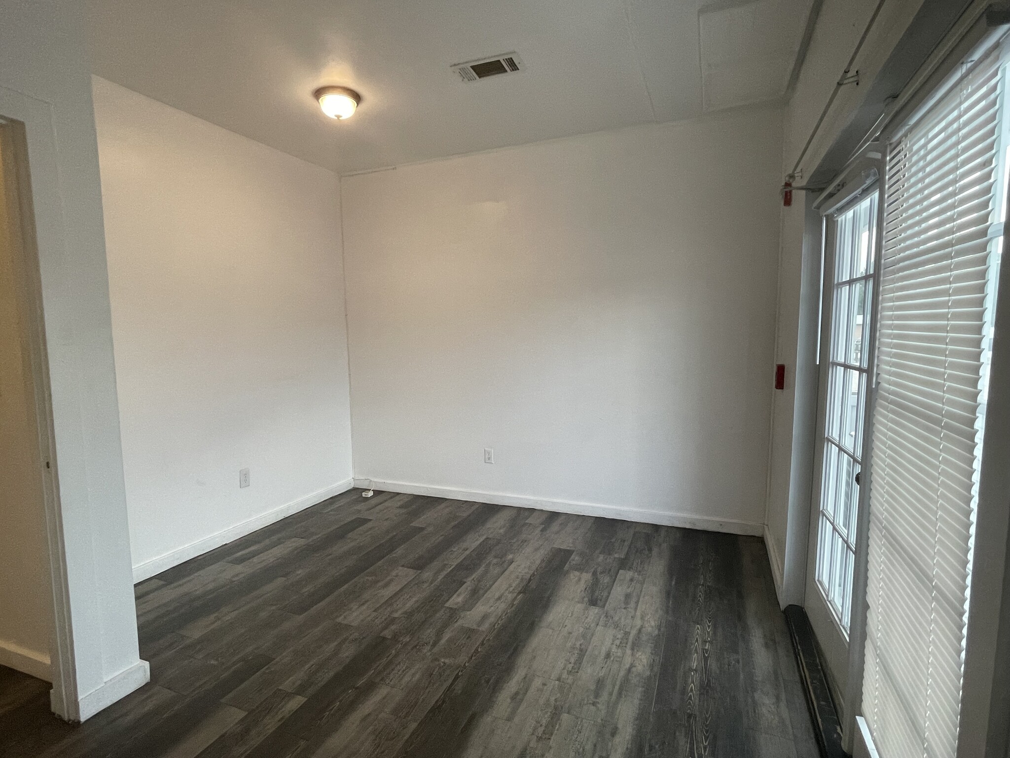Living Room - 20892 Cochran Rd
