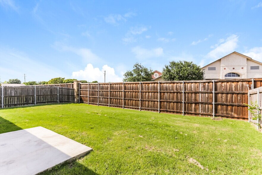 Building Photo - 2365 White Pine Dr