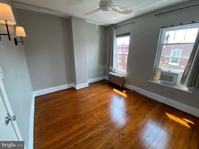 Building Photo - 879 N Myrtlewood St