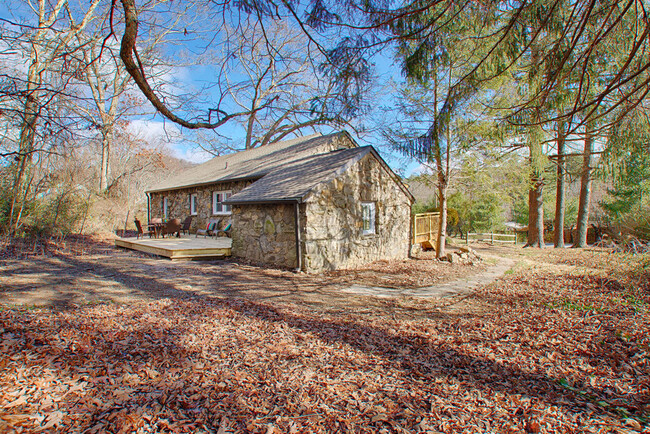 Building Photo - Updated Stone Cottage in East Asheville!