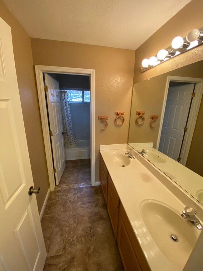 Building Photo - NW Reno - Summit Ridge - 4 Bed 2.5 Bath