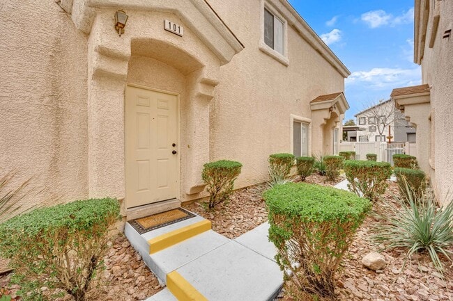 Building Photo - Charming 2 bedroom 2 bathroom townhome