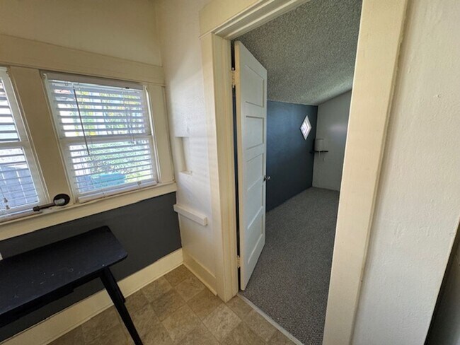 Building Photo - 3811 E 10th St