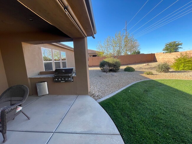 Building Photo - Beautiful Bridal Gate Estates - FIVE CAR GARAGE!!