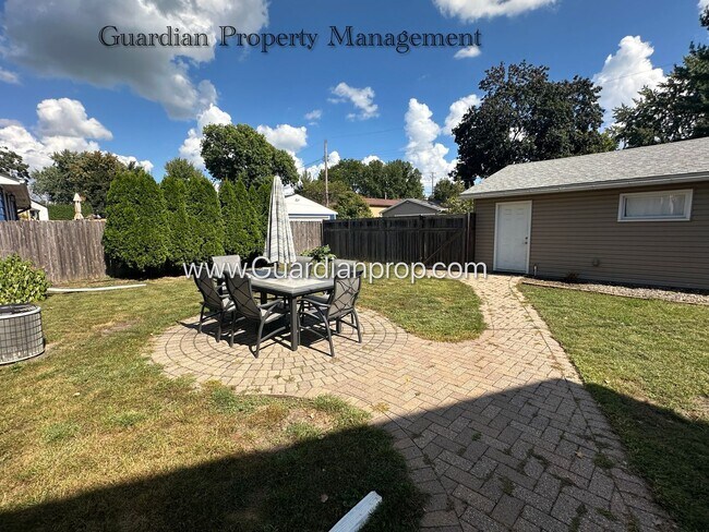 Building Photo - Richfield Single Family Home, Fenced Yard,...