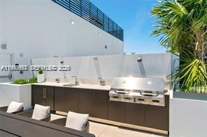 Building Photo - 9901 W Bay Harbor Dr