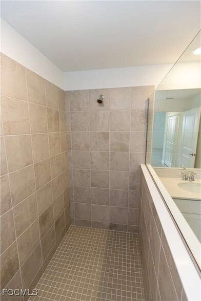 Building Photo - 16524 Kingwood Ln