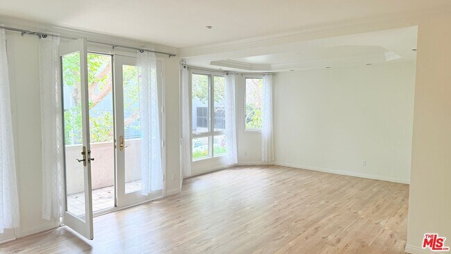 Building Photo - 121 N Almont Dr