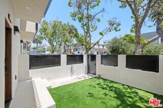 Building Photo - 837 1/2 North Detroit Street, Los Angeles, CA 90046 - 4 BR 4 BA house