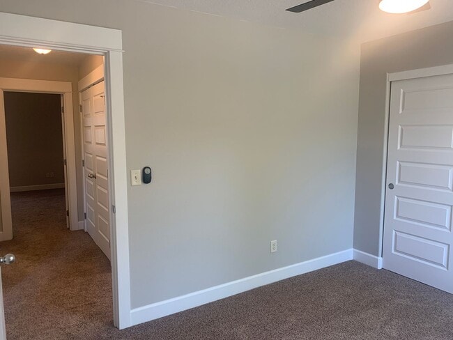 Building Photo - Townhome in Highly desired  Camas -Lacamas...