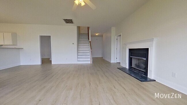 Building Photo - 4705 Pineview Dr