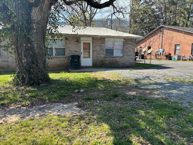 Building Photo - Newly Renovated 2-Bedroom Retreat in Jaspe...