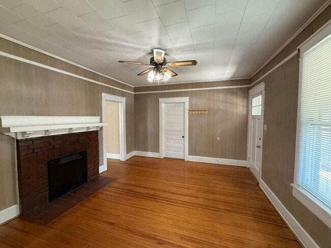 Building Photo - 3 Bedroom 1 Bath Home With Large Front Porch